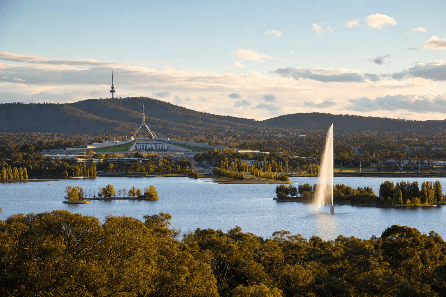 Sala de estar acogedora y limpia en Canberra durante el invierno, con luz natural suave y alfombra impecable.